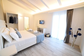 Habitación panorámica, 1 cama King size y sofá cama, balcón, vista al mar | Minibar, caja de seguridad en la habitación y escritorio