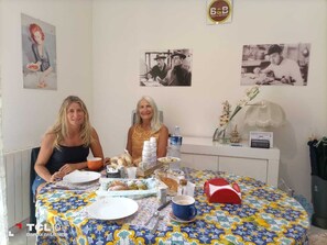 Daily cooked-to-order breakfast (EUR 4 per person)