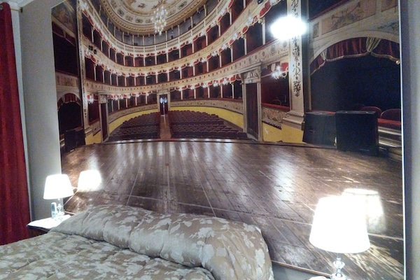 Habitación Deluxe doble, vistas a la ciudad | Escritorio, tabla de planchar con plancha, wifi gratis y ropa de cama