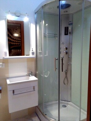 Deluxe Double Room, City View | Bilik Mandi | Kelengkapan dandanan diri percuma, pengering rambut, bidet 