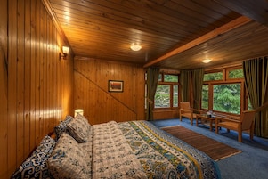 Escritorio, sistema de insonorización y wifi gratis