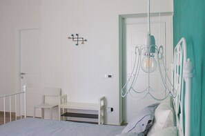 Schreibtisch, Babybetten, kostenloses WLAN, Bettwäsche