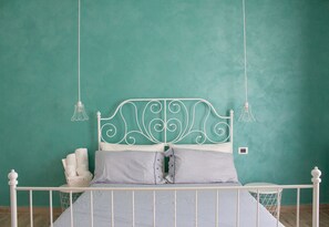 Camera con 2 letti singoli, bagno in camera | Una scrivania, culle/letti per bambini (a pagamento), Wi-Fi gratuito