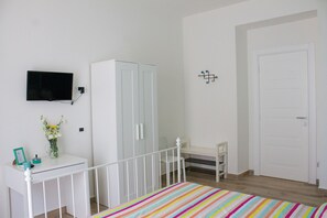 Camera con 2 letti singoli, bagno in camera | Una scrivania, culle/letti per bambini (a pagamento), Wi-Fi gratuito