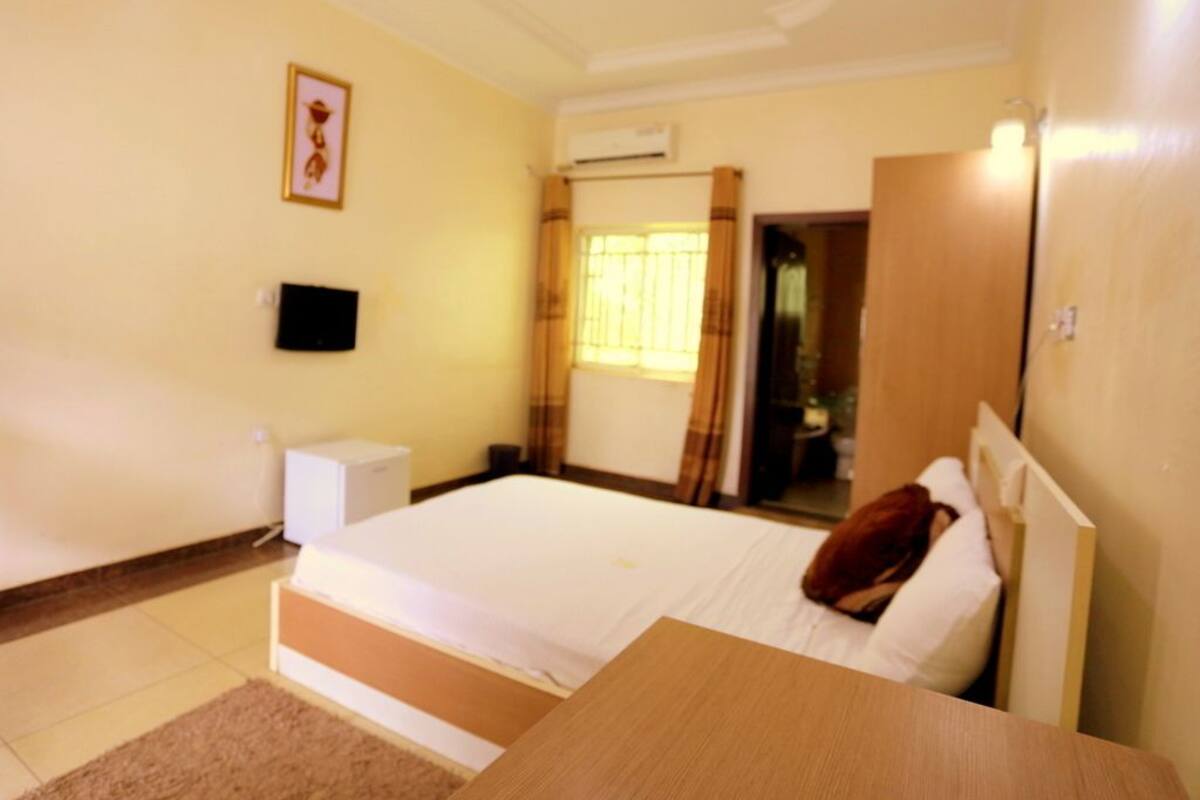 Quarto solteiro luxo, 1 cama de solteiro | Sala de estar | TV de tela plana