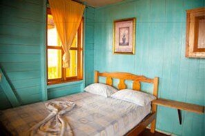 Escritorio, tabla de planchar con plancha y wifi gratis