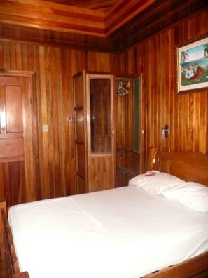 Desk, iron/ironing board, free WiFi - Hostal Bastimentos (Bastimentos)