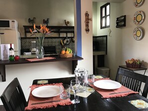 Chambre, 1 lit double | Cuisine privée | Réfrigérateur, micro-ondes, four, plaque de cuisson