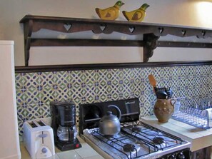 Room, 1 Double Bed | Private kitchen | Fridge, microwave, oven, stovetop - Casita Buena Vista (Antigua Guatemala)