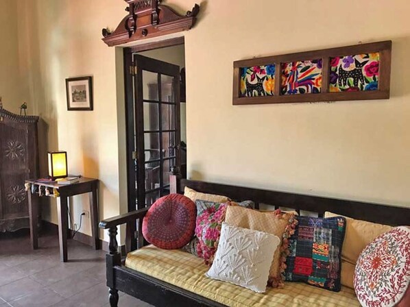 Huone, 1 parisänky | Olohuone | Televisio