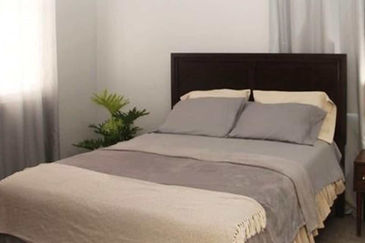 Blue & Yellow Family Package (2 rooms with 1 bathroom) | Una cassaforte in camera, con stile personalizzato