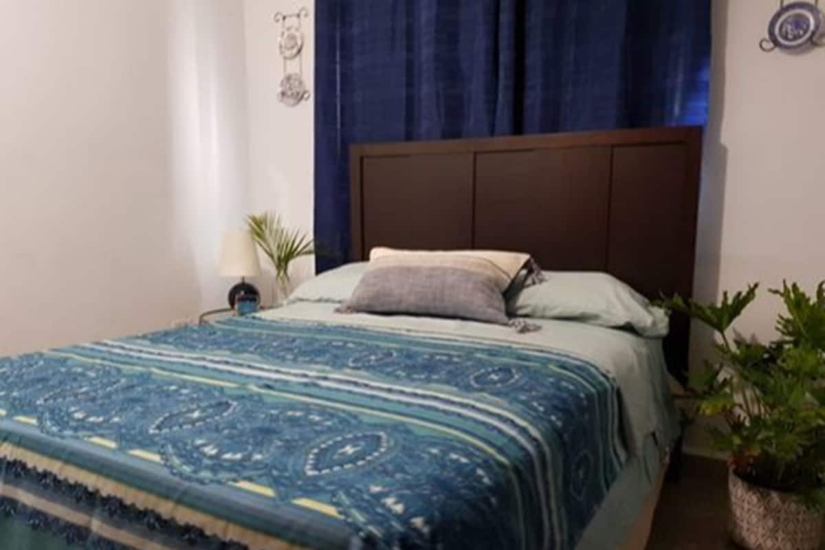 Green Room with Private Bathroom | Una cassaforte in camera, con stile personalizzato