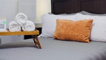 Pink Room with Private Bathroom | Peti besi dalam bilik, dihias secara berasingan