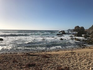 Playa privada en los alrededores, arena blanca