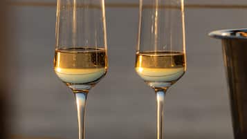 Dos copas de vino blanco sobre un paño negro.