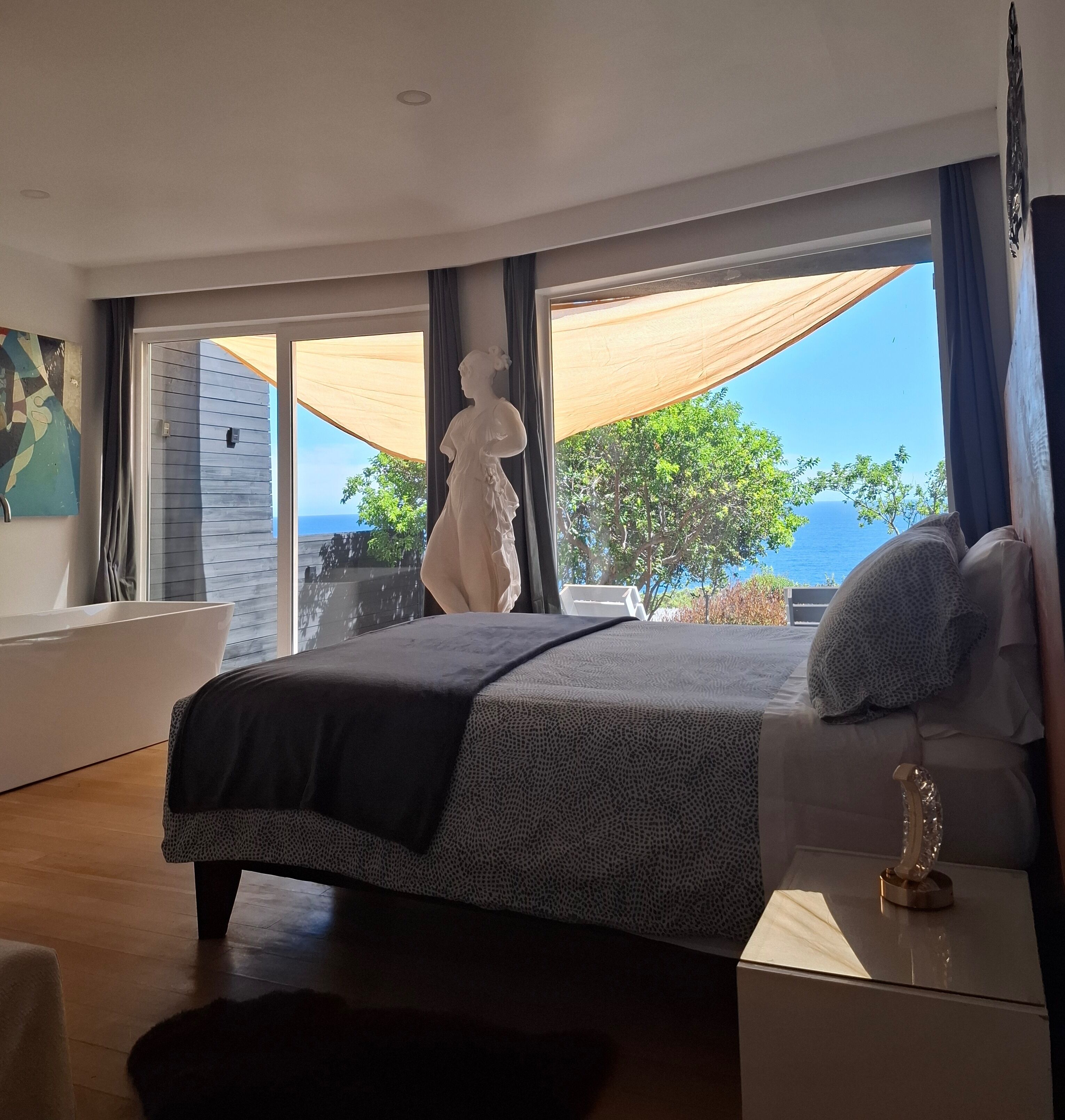 Deluxe Apartment, Ocean View | Bathroom | Hair dryer, towels, soap, shampoo