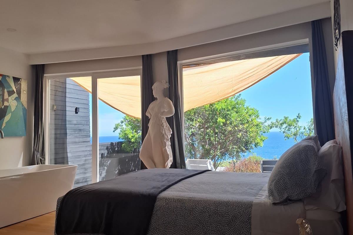 Deluxe Apartment, Ocean View | Bathroom | Hair dryer, towels, soap, shampoo
