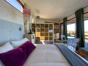 Estudio Acantilado | Minibar, individuelt dekorert, individuelt innredet og blendingsgardiner