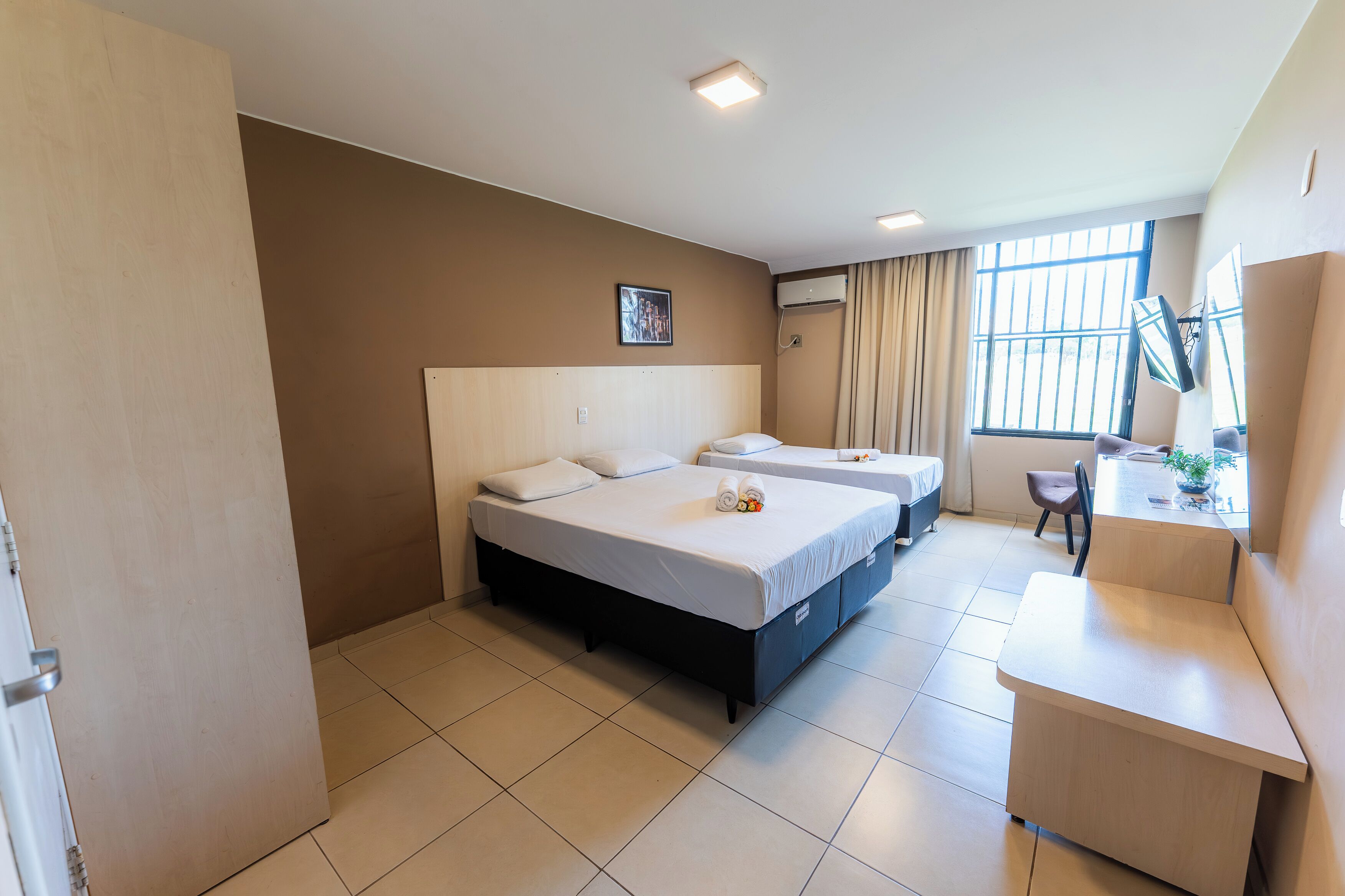 Quarto casal luxo, 1 cama King, acessível, vista para a cidade | Frigobar, cofres nos quartos, escrivaninha