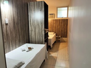 Minibar, in-room safe, desk, laptop workspace - Hotel Diplomat by Bsb Inn (Brasília)