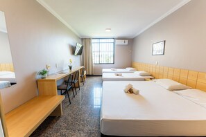 Habitació quàdruple Deluxe, 1 dormitori, accessible | Minibar, caixa forta a l'habitació i escriptori 