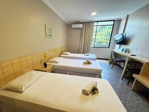 Minibar, in-room safe, desk, laptop workspace - Hotel Diplomat by Bsb Inn (Brasília)