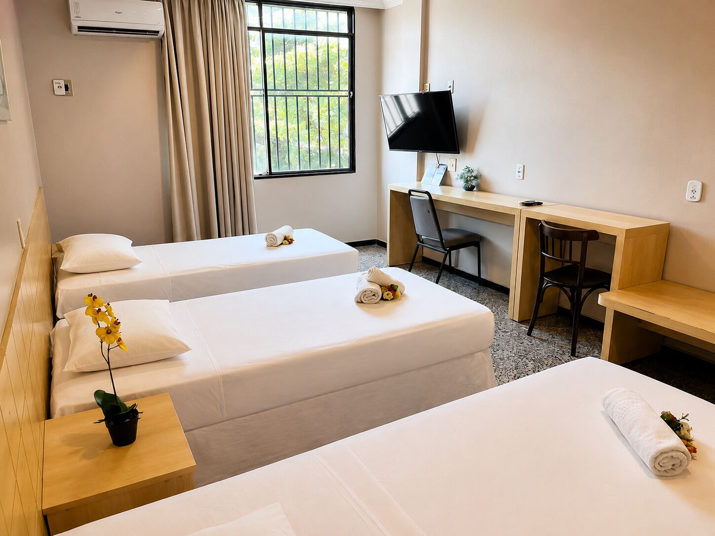 Quarto Triplo Luxo - 3 camas | Minibar, in-room safe, desk, laptop workspace
