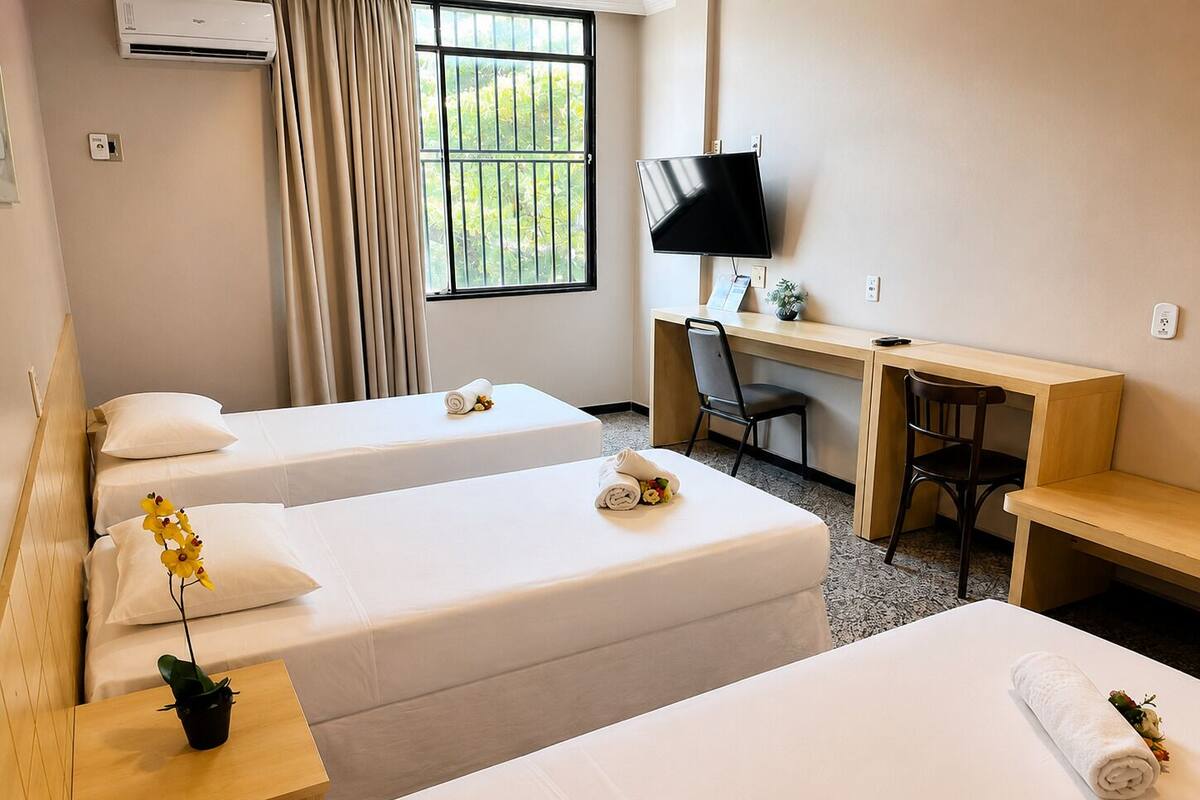 Quarto Triplo Luxo - 3 camas | Minibar, in-room safe, desk, laptop workspace