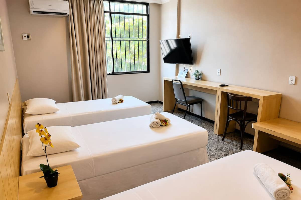 Quarto Triplo Luxo - 3 camas | Minibar, in-room safe, desk, laptop workspace