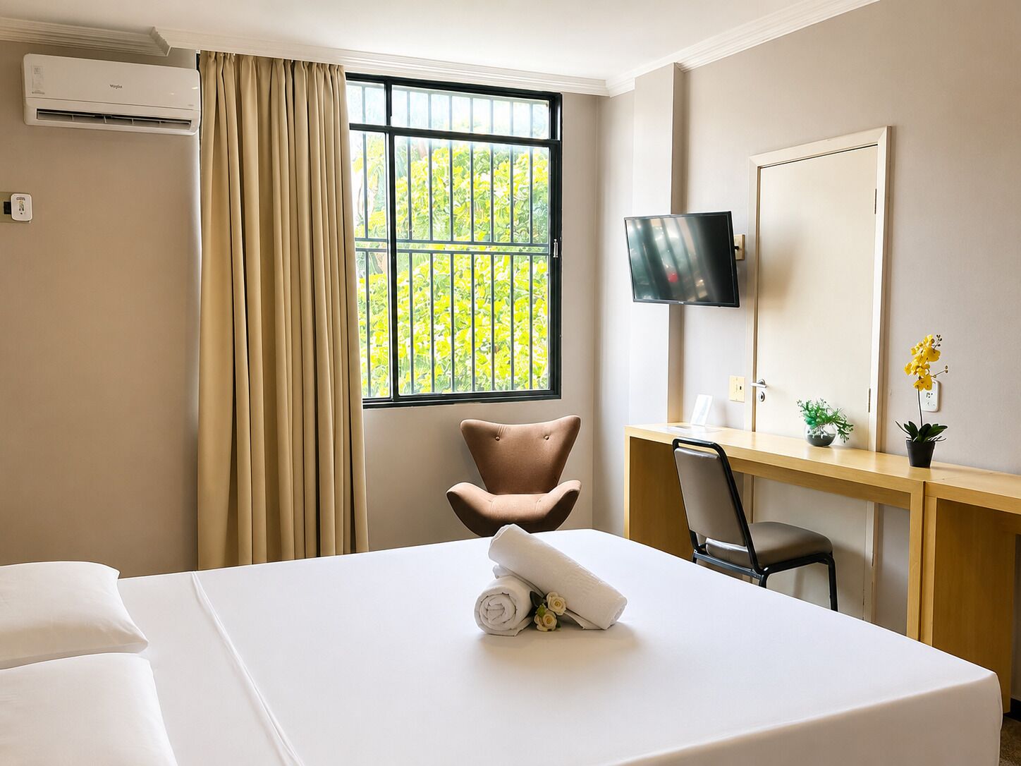 Quarto casal luxo, 1 cama King, acessível, vista para a cidade | Frigobar, cofres nos quartos, escrivaninha