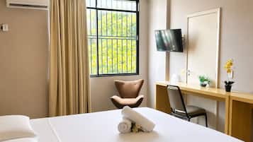 Quarto casal luxo, 1 cama King, acessível, vista para a cidade | Frigobar, cofres nos quartos, escrivaninha