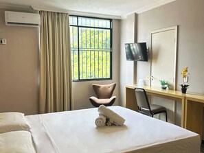 Deluxe Double Room, 1 King Bed, Accessible, City View | Minibar, in-room safe, desk, laptop workspace - Hotel Diplomat by Bsb Inn (Brasília)