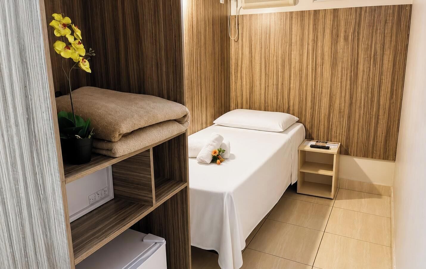 Economy Twin Room, 2 Twin Beds | Minibar, in-room safe, desk, laptop workspace