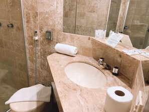 Ducha, artículos de higiene personal gratuitos y secador de pelo