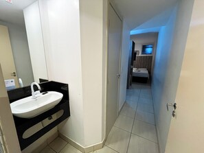 Minibar, in-room safe, desk, laptop workspace - Hotel Diplomat by Bsb Inn (Brasília)