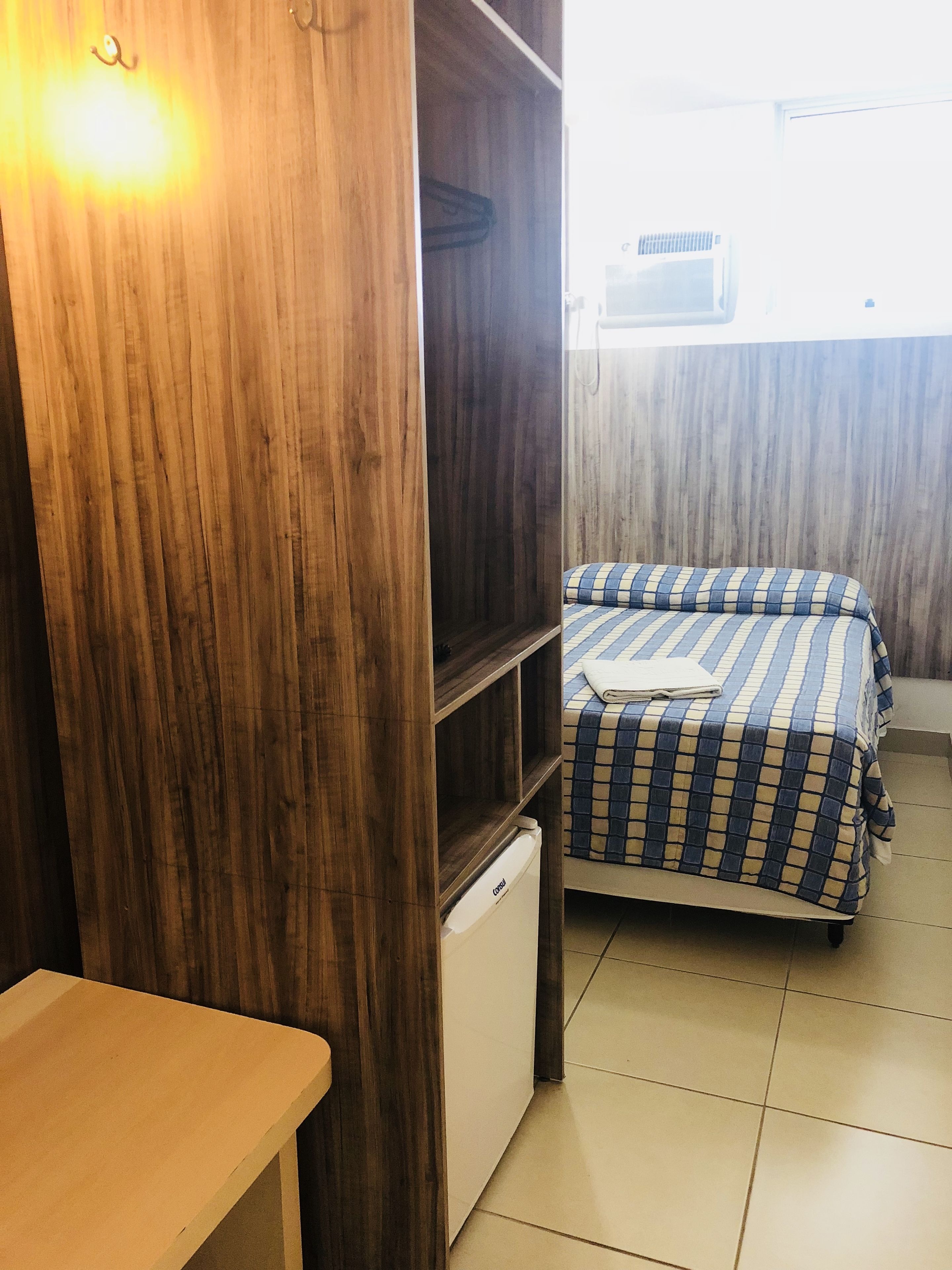 Frigobar, cofres nos quartos, escrivaninha