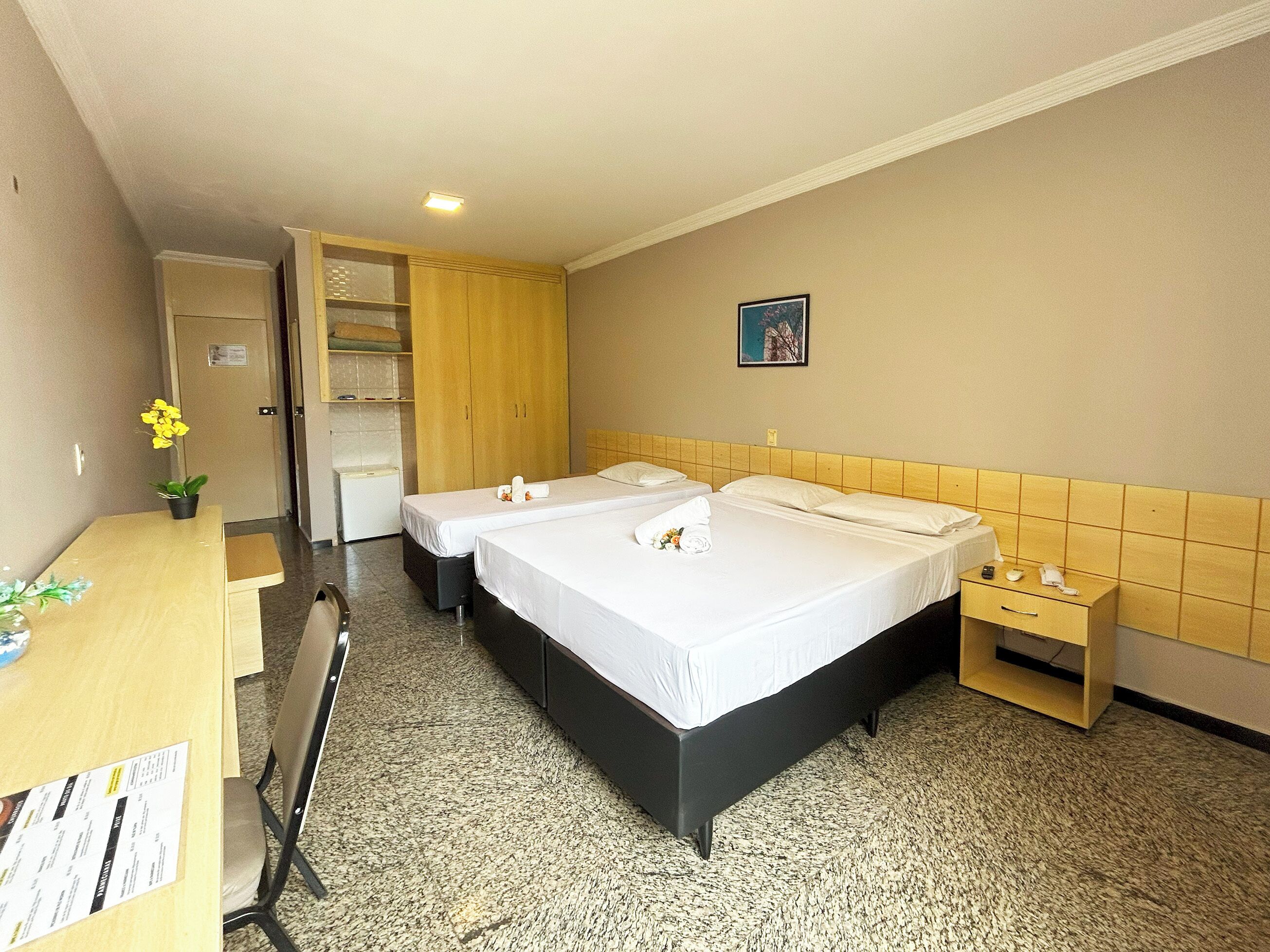 Habitación triple Deluxe | Minibar, caja fuerte, escritorio y espacio para trabajar con un portátil