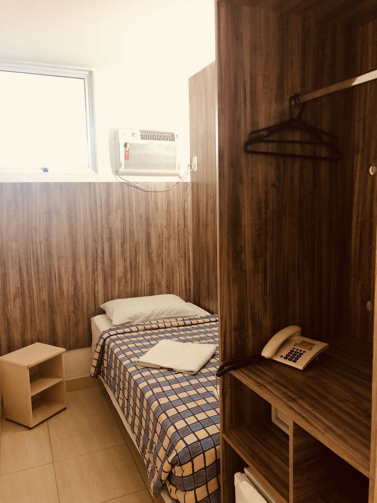 Frigobar, cofres nos quartos, escrivaninha