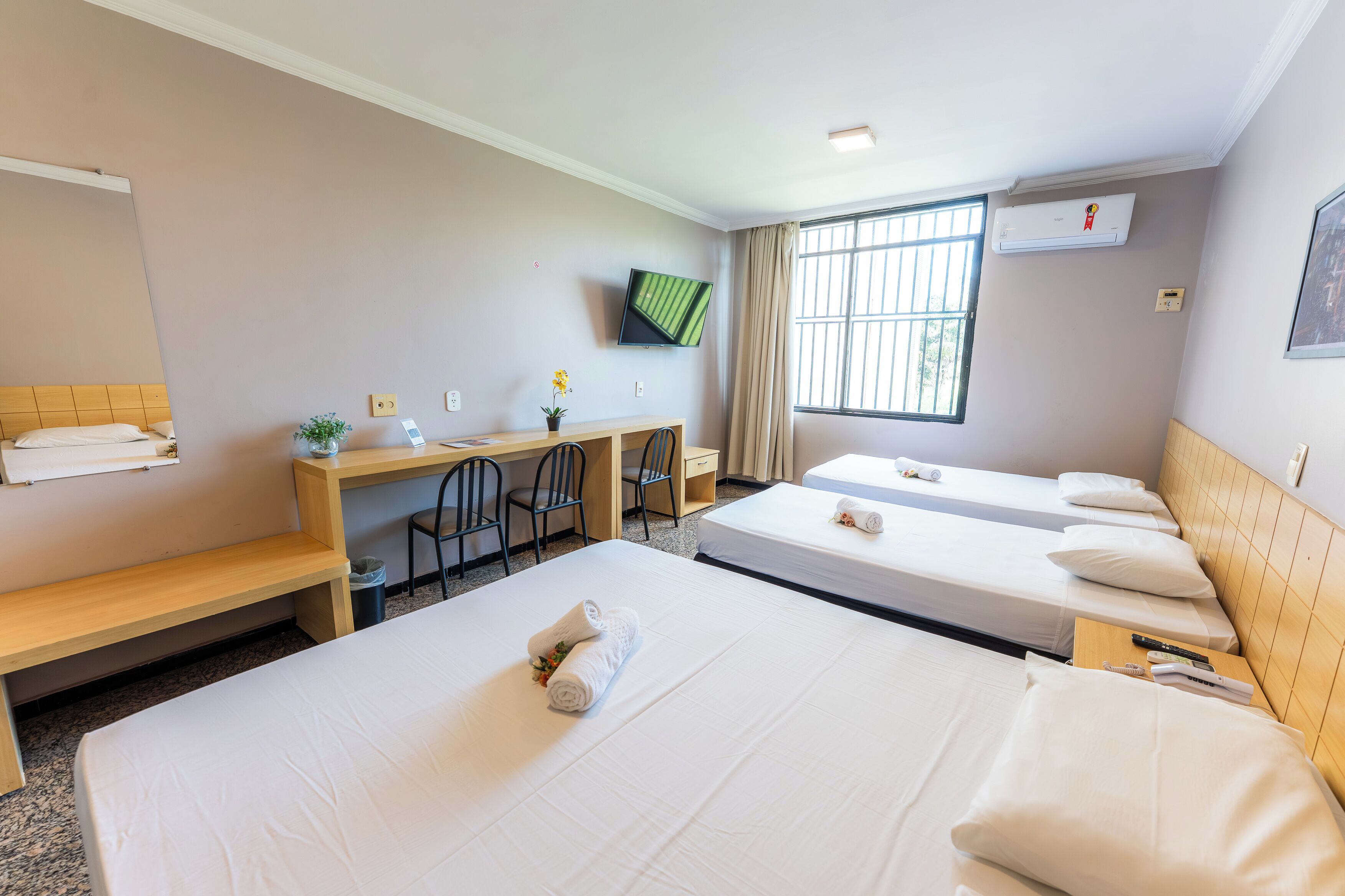 Quarto quádruplo luxo, 1 quarto, acessível | Frigobar, cofres nos quartos, escrivaninha