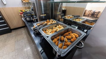 Café da manhã com buffet grátis todos os dias