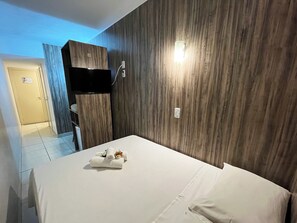 Quarto casal econômico, 1 cama de casal | Frigobar, cofres nos quartos, escrivaninha