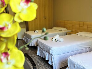 Quarto triplo luxo | Frigobar, cofres nos quartos, escrivaninha