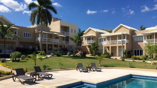 Outdoor pool, pool loungers - Baypoint Dunns River (Ocho Rios)