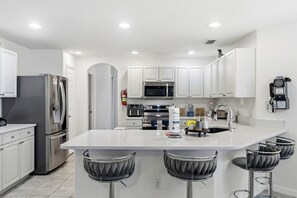 Family House | Private kitchen | Full-size fridge, microwave, oven, stovetop - Anchors Away House 4 Bedroom (Davenport)