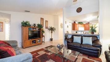 家庭獨棟房屋 | 客廳 | 55-吋智慧型電視、數位頻道、串流服務