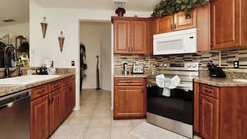 Family House | Private kitchen | Fridge, microwave, oven, stovetop