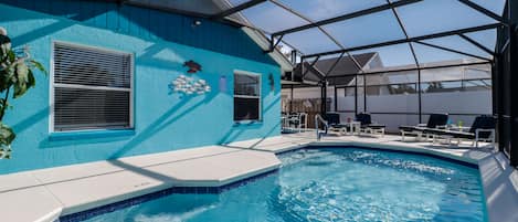 室外游泳池,提供日光浴躺椅