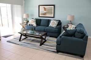 Familienhaus | Wohnzimmer | 40-Zoll-Flachbildfernseher mit Digitalempfang, Fernseher, Tischfußball