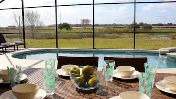 Casa família | Piscina externa | Piscina externa, guarda-sóis, espreguiçadeiras