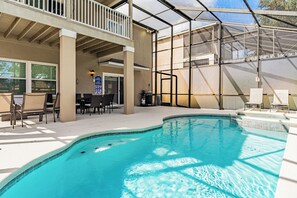 Alberca al aire libre y camastros 